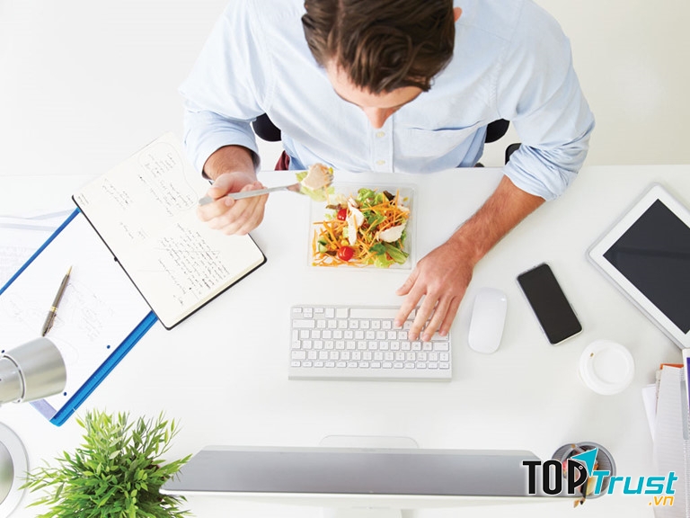 Các vật dụng công cộng ở văn phòng làm việc dễ mang mầm bệnh