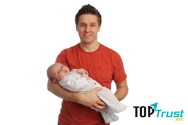 Cần bế trẻ đúng cách.