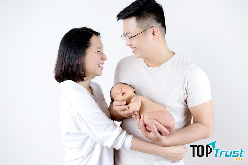 Việc bế bé tưởng chừng đơn giản nhưng cha mẹ cần đặc biệt lưu ý