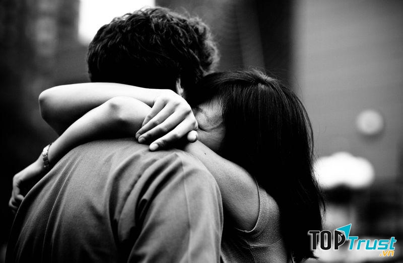 Cách cầu hôn bằng cái ôm thật chặt
