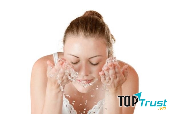 Rửa mặt thường xuyên giúp da được thông thoáng