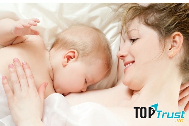 Hãy vuốt ve nhẹ nhàng mỗi khi cho bé bú.