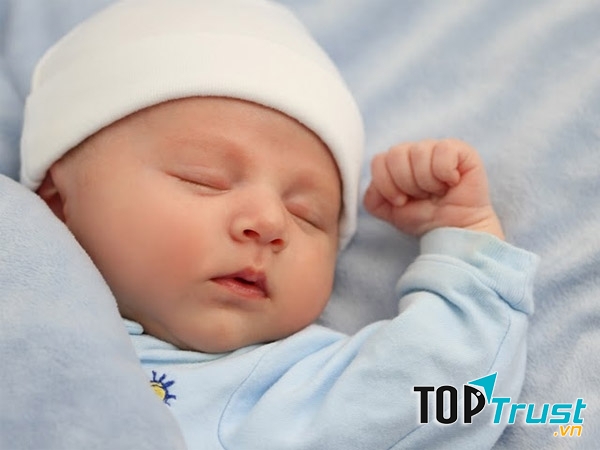 Trẻ 1 tuần tuổi ngủ khá nhiều.