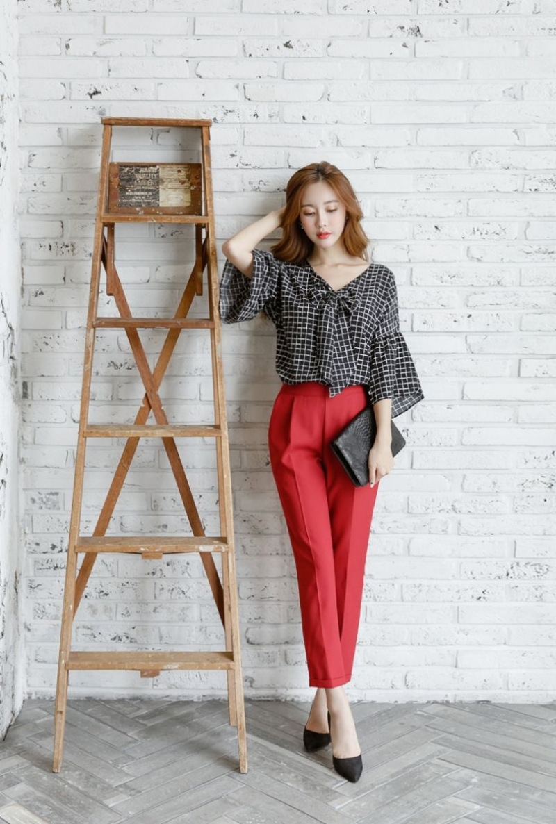 Những chiếc áo cổ chữ V giúp tăng chiều cao rất hiệu quả