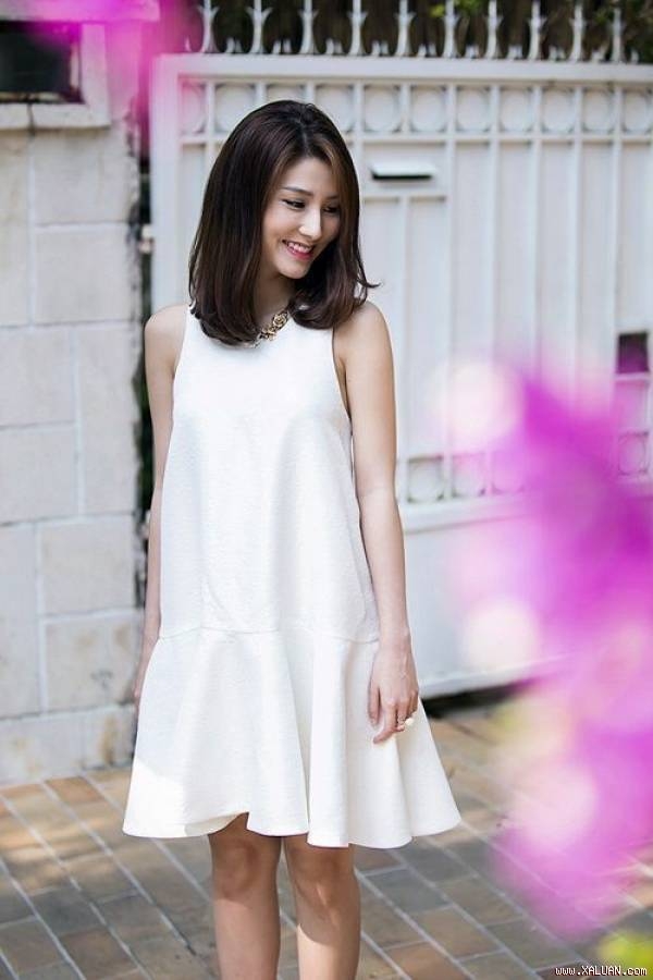 Váy xuông nhẹ cũng là một lựa chọn không tồi, bởi chẳng ai biết chân bạn bắt đầu từ đâu