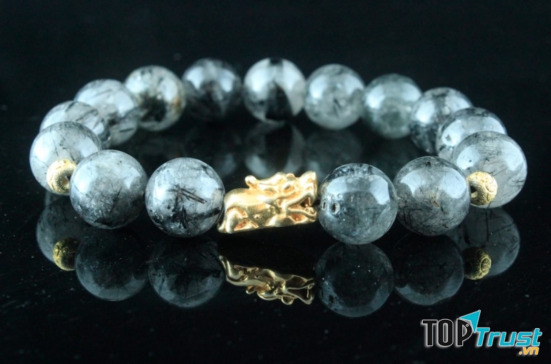 Tuy nhiên mạng Mộc sẽ tuyệt đối khắc với Kim vì (kim loại chặt gỗ) thế nên hạn chế lựa chọn vòng tay cho người mạng Mộc theo tính chất của mạng Kim và hạn chế tránh các màu như ánh kim, bạc, trắng.