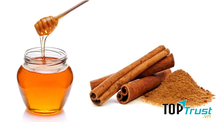 Ngoài mật ong, bột quế cũng là nguyên liệu có thành phần kháng khuẩn tốt, bảo vệ da khỏi tác nhân xâm nhập của vi khuẩn môi trường