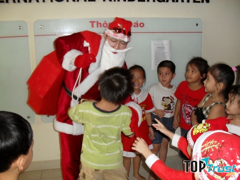 Tặng quà cho trẻ em