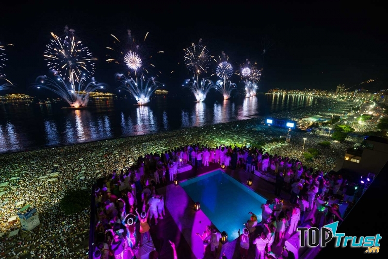 Mặc trang phục có màu trắng tinh khôi để đón chào năm mới.