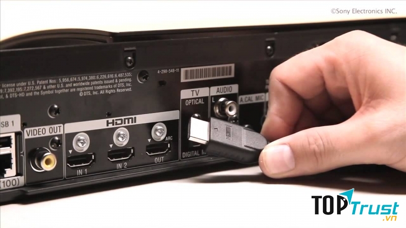 Cắm dây cáp vào cổng Optical trên tivi