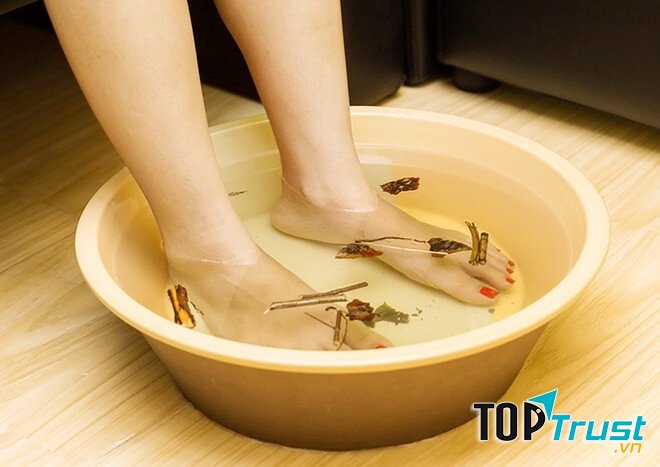 Ngâm chân bằng dược liệu