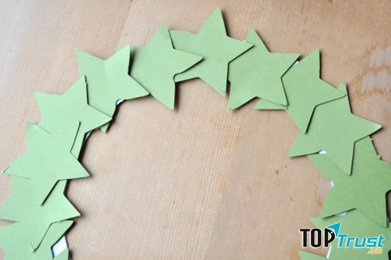 Cách làm vòng nguyệt quế Noel ngôi sao may mắn