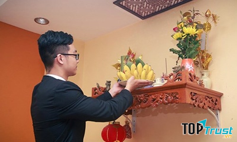 Đợi hương tàn thì bắt đầu dọn dẹp bàn thờ