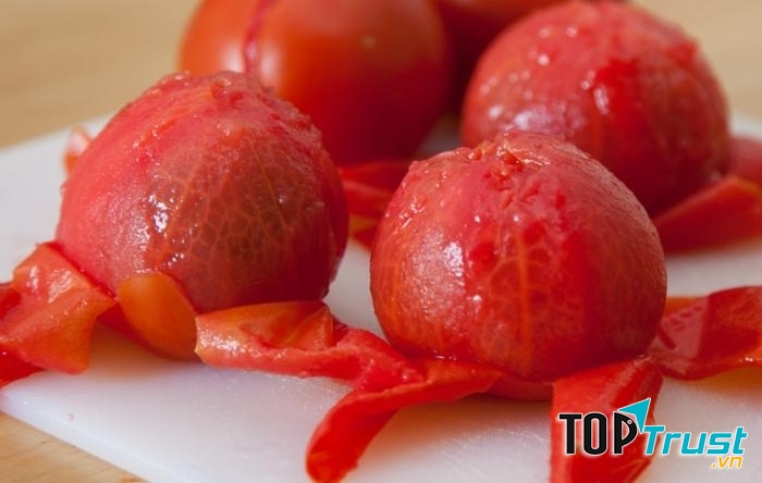 Lột vỏ cà chua dễ dàng hơn khi nhúng qua nước nóng