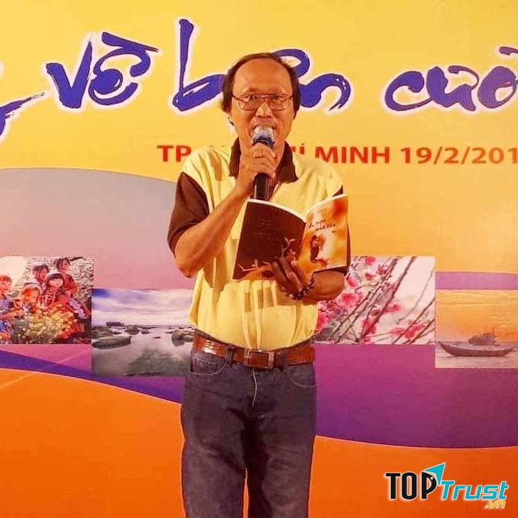Ảnh chân dung nhà thơ Bình Địa Mộc