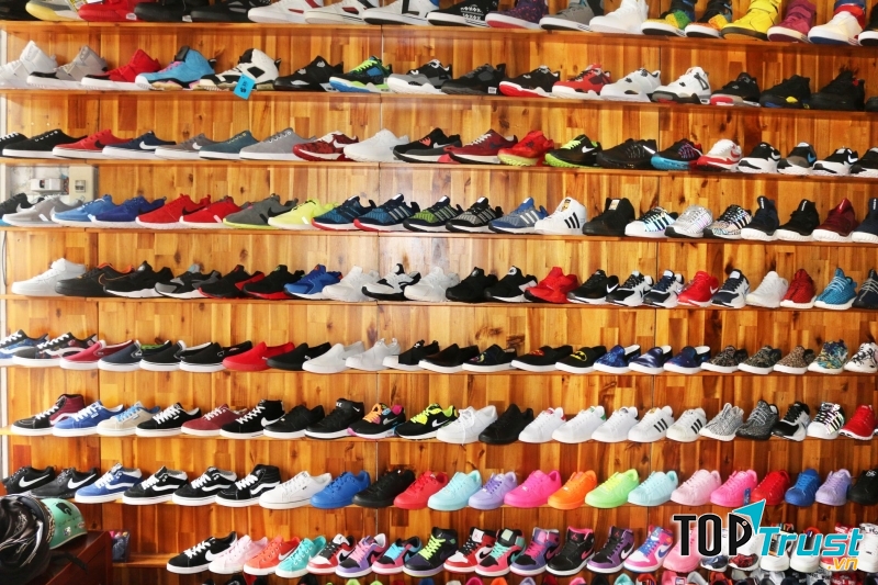 Thế giới giày tại đường Cách mạng tháng 8