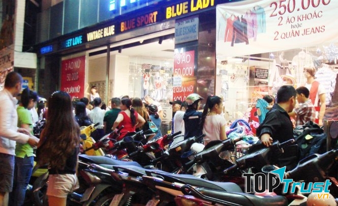 Con đường này chỉ tồn tại một đoạn nhỏ những shop thời trang