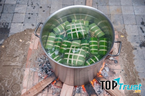 Luộc lửa đều, ngập nước là bí quyết giúp bánh xanh, ngon