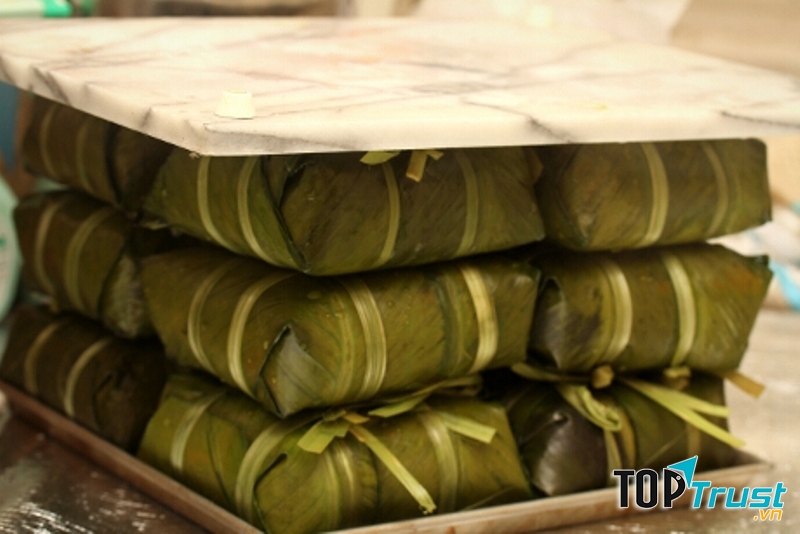 Nén bánh chặt bằng vật nặng giúp bánh ngót nước ăn không bị nhão