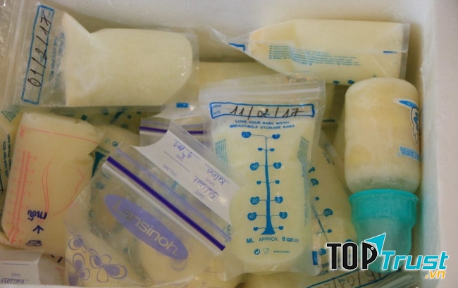 Mẹ có thể vắt sữa và để dành cho những bữa sau của bé