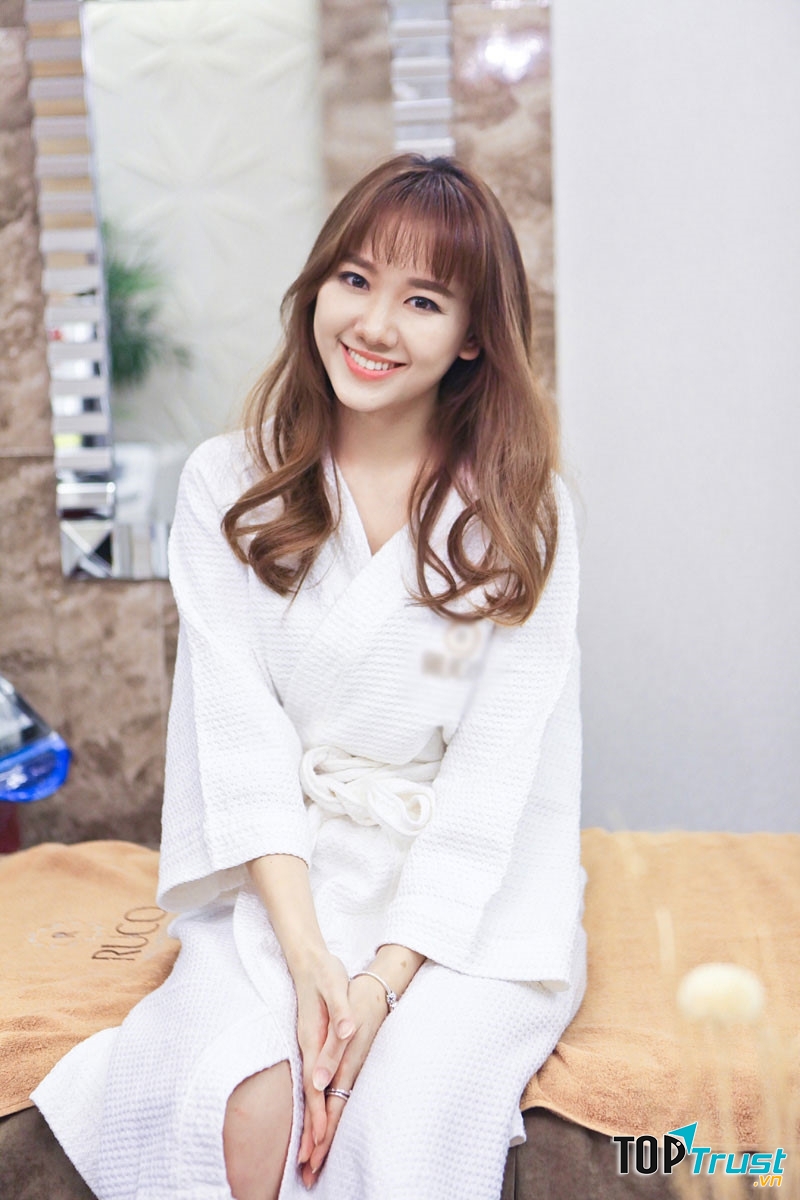 Hari Won giờ đây đã trả lời báo chí rất dễ dàng, cười nhẹ nhàng và duyên dáng hơn, ra dáng một người phụ nữ quý phái và sang trọng.