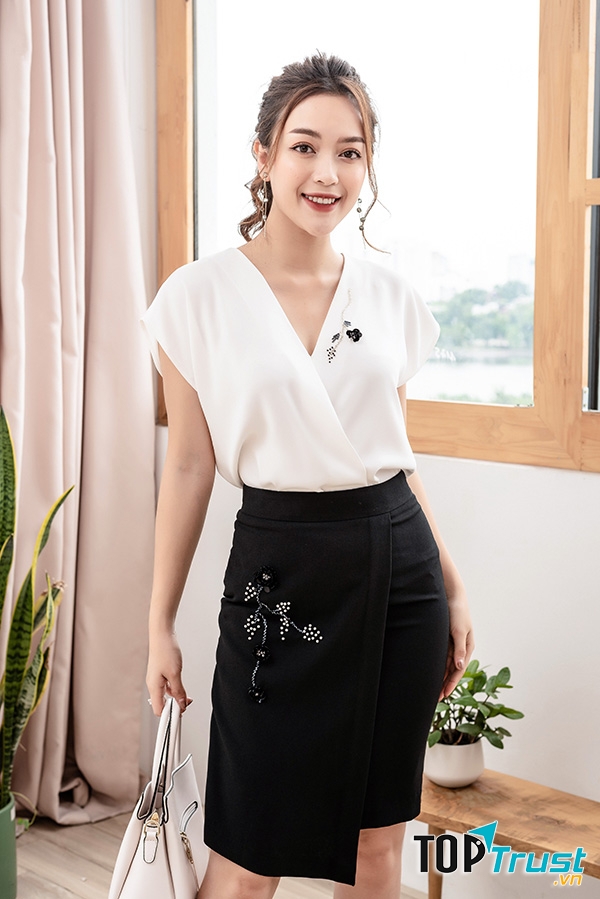 Sơ mi trắng đơn giản kết hợp với chân váy đen