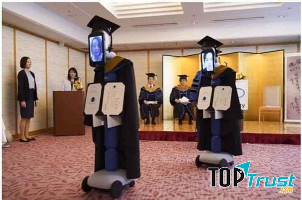 Các robot này đều được mặc áo cử nhân, đội mũ như thường lệ (Nguồn: Sưu tầm Internet)