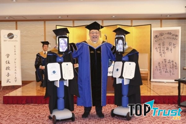 Để chân thực hơn, “newme” có một máy tính bảng để hiển thị khuôn mặt của sinh viên (Nguồn: Sưu tầm Internet)