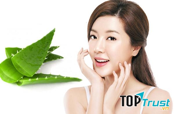 Lô hội không có tính axit nên chúng là giải pháp hoàn hảo để làm đẹp làn da. Đặc biệt, chúng có thể làm sáng và loại bỏ các nốt ruồi trên da của bạn.