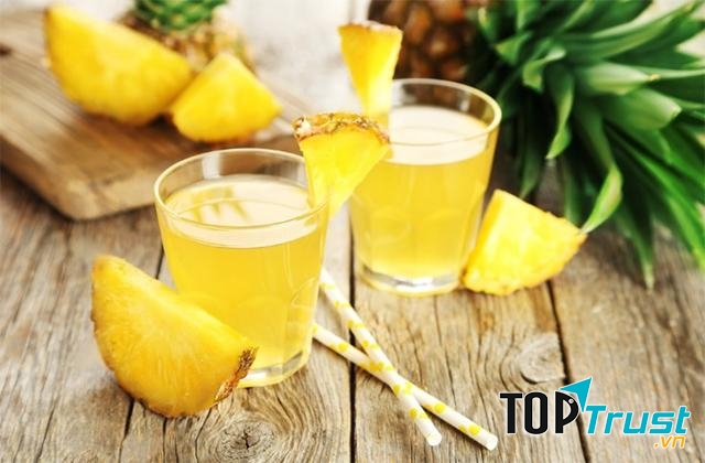 Trong dứa (thơm) chứa rất nhiều vitamin C tự nhiên, chất này có thể giúp làm mờ dần nốt ruồi, thêm nữa nó còn nuôi dưỡng làn da trắng sáng, mịn màng.