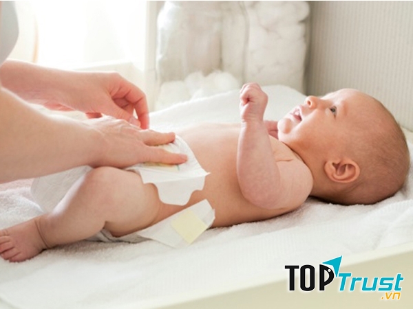 Các mẹ nên chọn những loại tã mềm mại, thấm hút tốt, an toàn cho làn da bé.