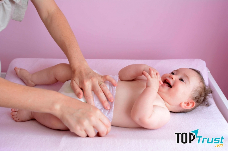 rước khi thay tã, bạn nên dùng khăn mềm hoặc giấy ẩm lau nhẹ nhàng, sạch sẽ rồi mặc tã mới.