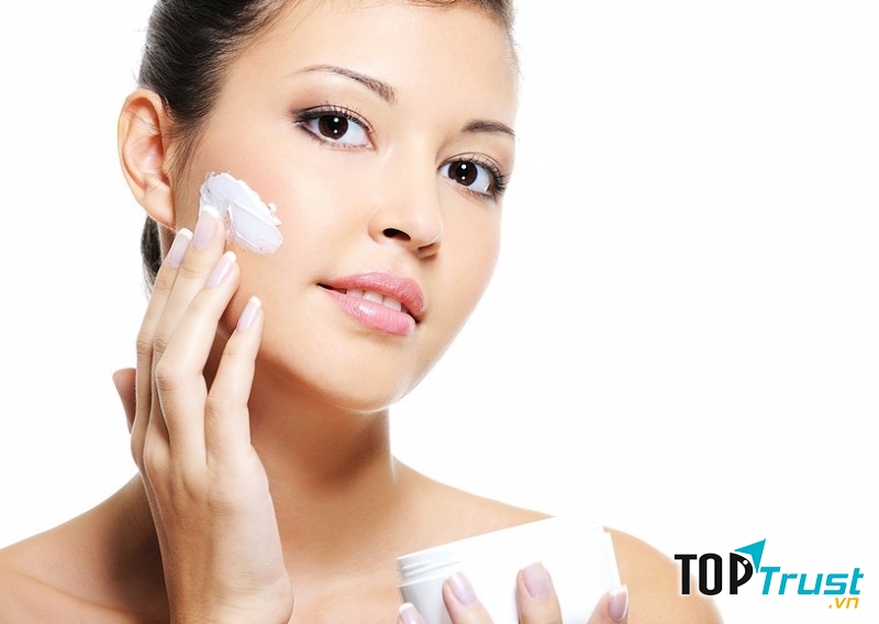 Da dầu là loại da rất kén chọn, nếu không biết chăm sóc đúng cách, làn da của bạn sẽ nhanh chóng bị mụn cám và mụn đầu đen đến thăm.