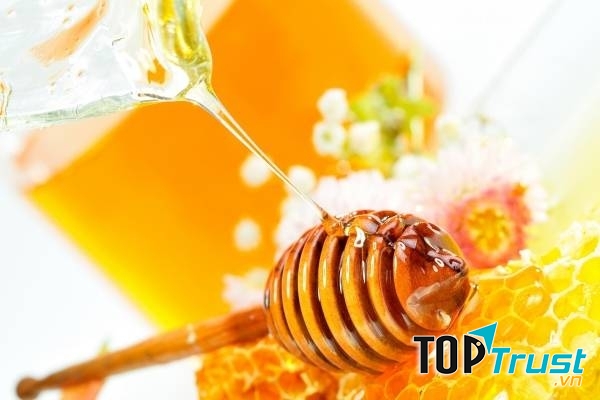 Mật ong có tác dụng điều trị mụn an toàn cho phụ nữ sau sinh