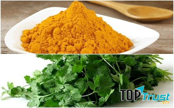 Sử dụng bột nghệ và lá ngò