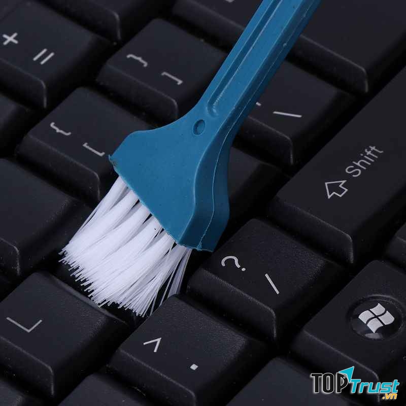 Sử dụng cọ mềm quét sạch những khe bàn phím
