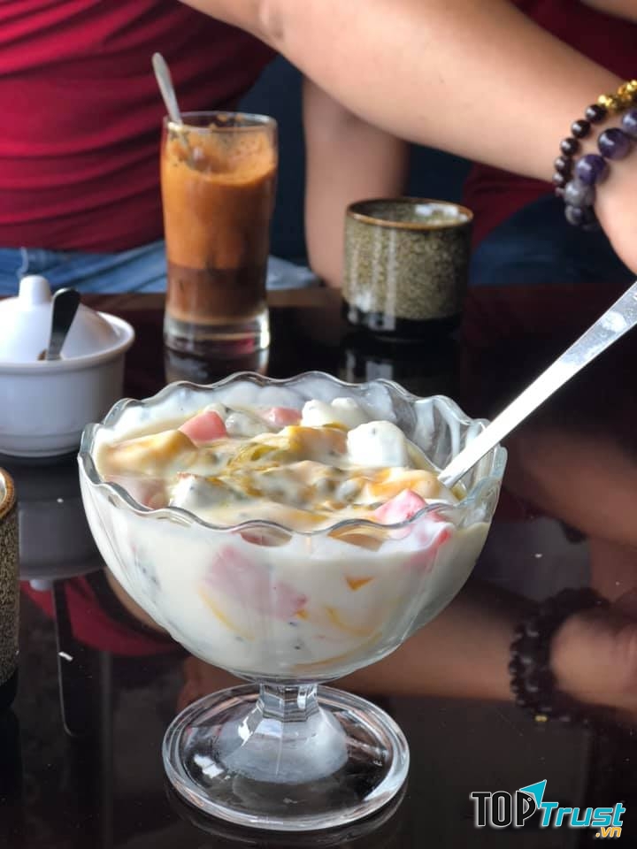 Menu đồ uống của quán khá đa dạng với chất lượng pha chế tương đối đồng đều, rất hợp để tụ tập, hẹn hò, tuy nhiên món đồ uống được lựa chọn nhiều nhất ở quán chắc có lẽ là cà phê