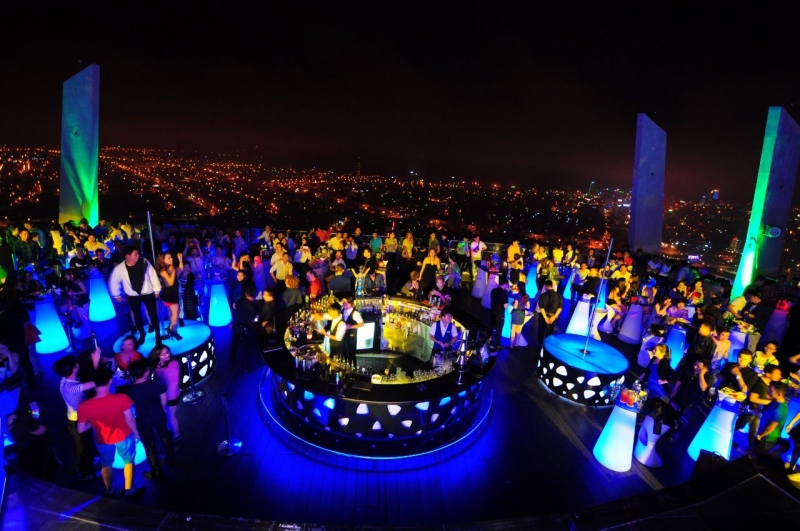 Khung cảnh nhộn nhịp tại Sky 36 vào ban đêm tại Đà Nẵng