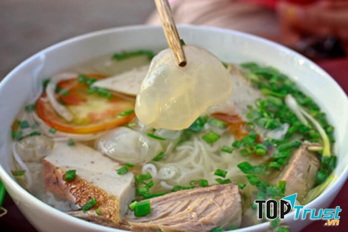 Bát bún cá sứa với miếng sứa trong veo tươi ngon