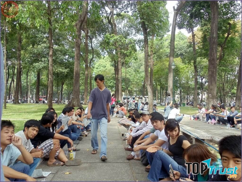Dọc các lối đi đều rất đông người