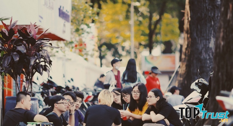 Cafe bệt nhà thờ Đức Bà luôn là sự lựa chọn của các bạn trẻ