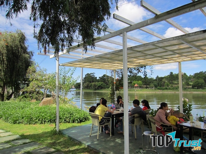 Diện tích rộng thoáng mát của cafe Bích Câu