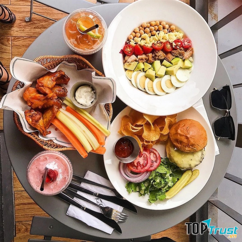 Đồ ăn được phục vụ tại Cafe Deli Artisee