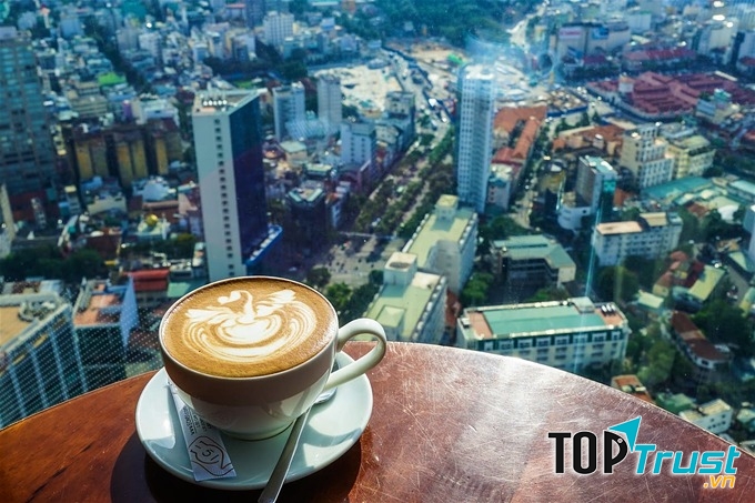 Café EON đón nhận nguồn ánh sáng tự nhiên và phản ánh trọn vẹn quang cảnh của cả thành phố.