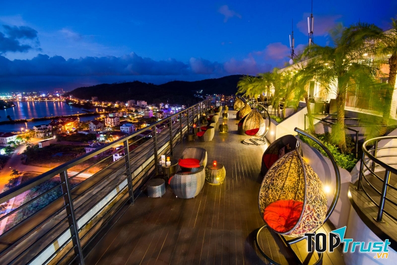 Một góc nhìn từ Sky Bar hướng ra biển
