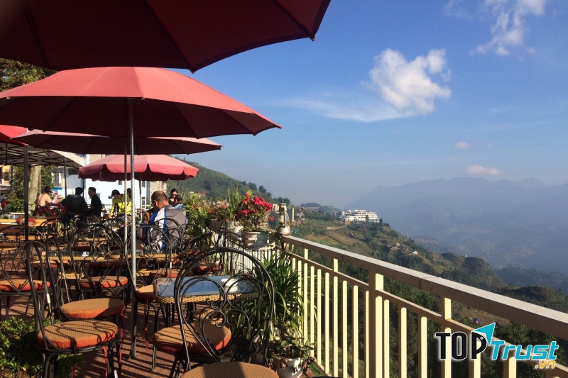 Cafe in the Clouds