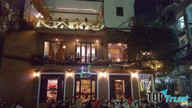 Không gian của quán yên tĩnh tránh xa với vẻ náo nhiệt bên ngoài đường Tô Hiến Thành