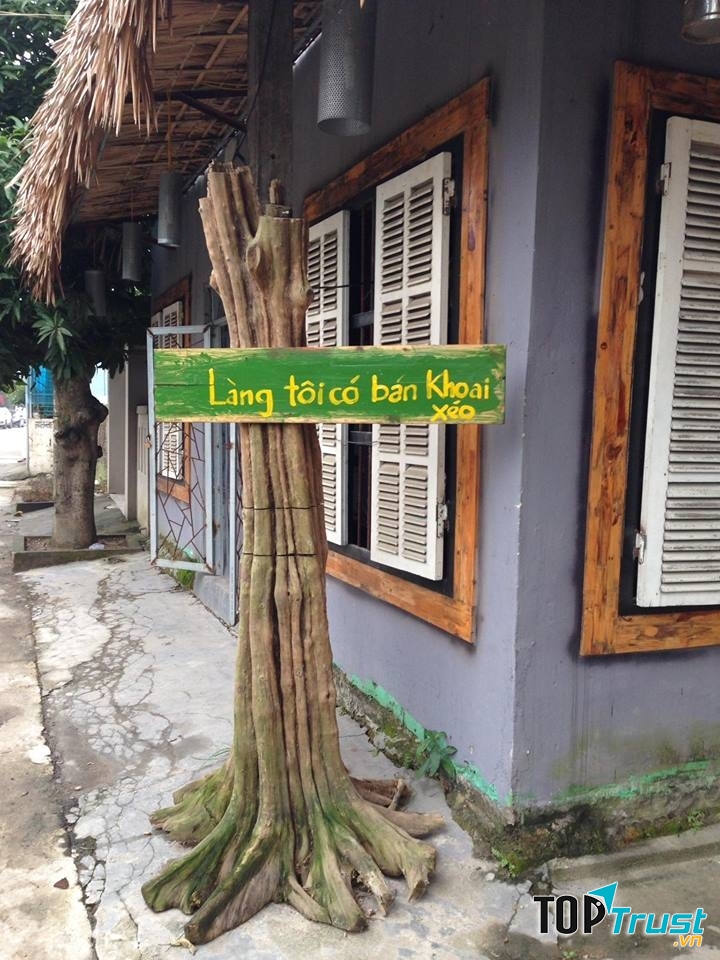 Một góc dân giã đúng điệu của cafe Làng Tôi.