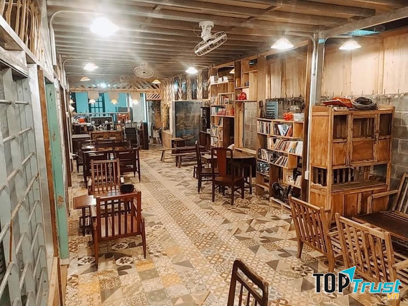 Cafe Loka 1975