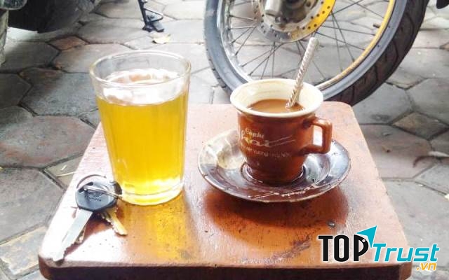 Nhâm nhi cốc trà hay cafe nóng ngắm nhìn phố phường Hà Nội